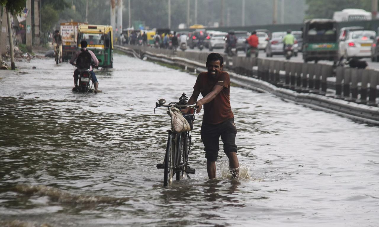 IMD forecast: heavy rain alert for Tamil Nadu, Puducherry, and Andhra Pradesh