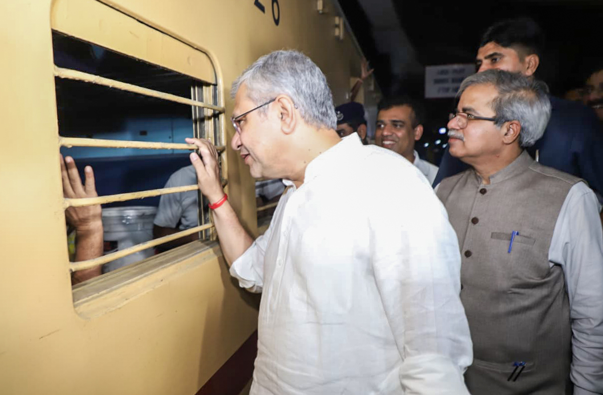 Ashwini Vaishnaw reviews festive travel surge, Railways boosts coordination through war rooms