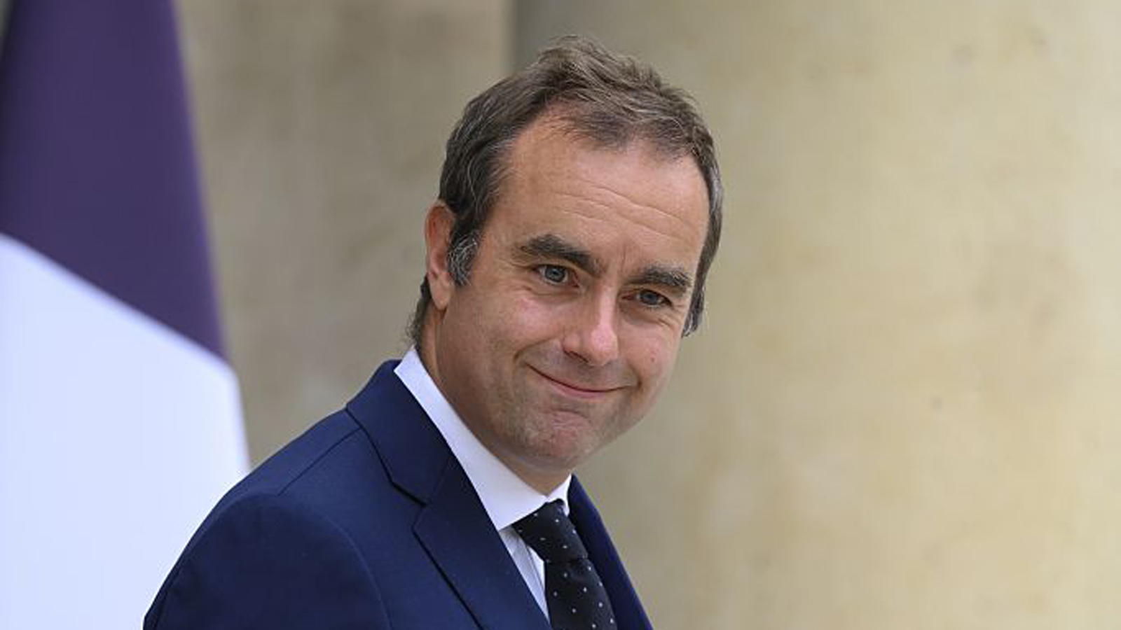 French PM plans new tax on people earning over 250,000 euros a year, Les Echos says