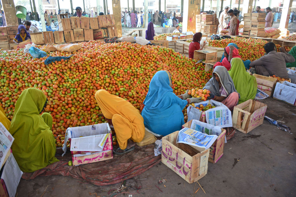 Pakistan-Afghanistan border closures push up prices of essentials such as tomatoes