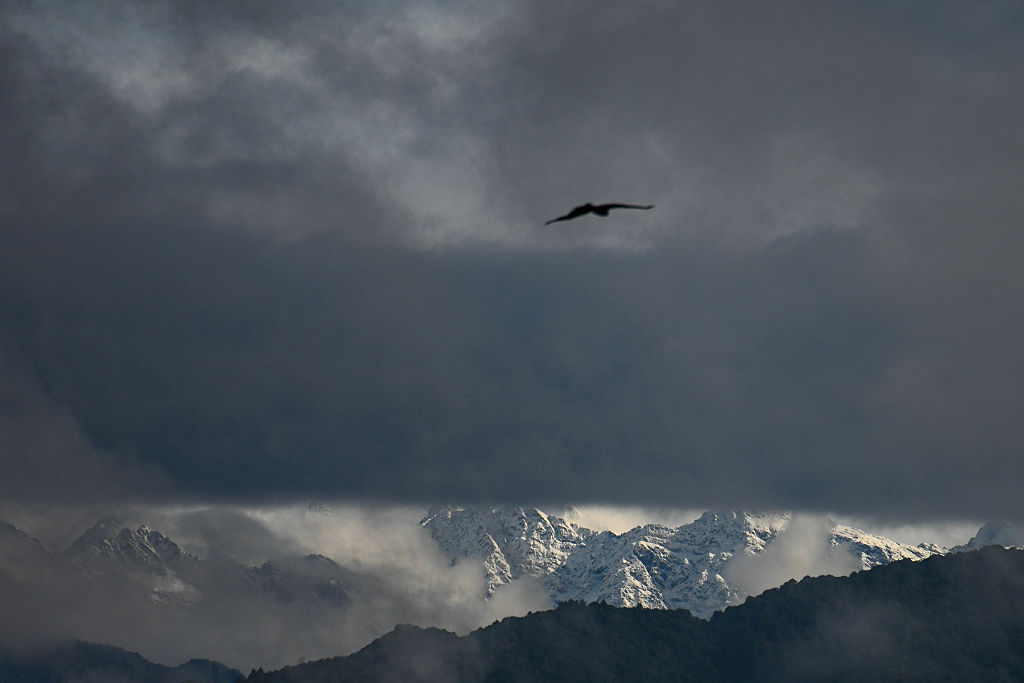 Hundreds of trekkers escape from blizzard-struck Everest in Tibet