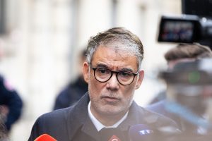 France's Socialists threaten to oust government amid fraught budget talks