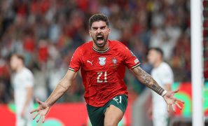 Last-gasp Neves winner keeps Portugal on track for World Cup