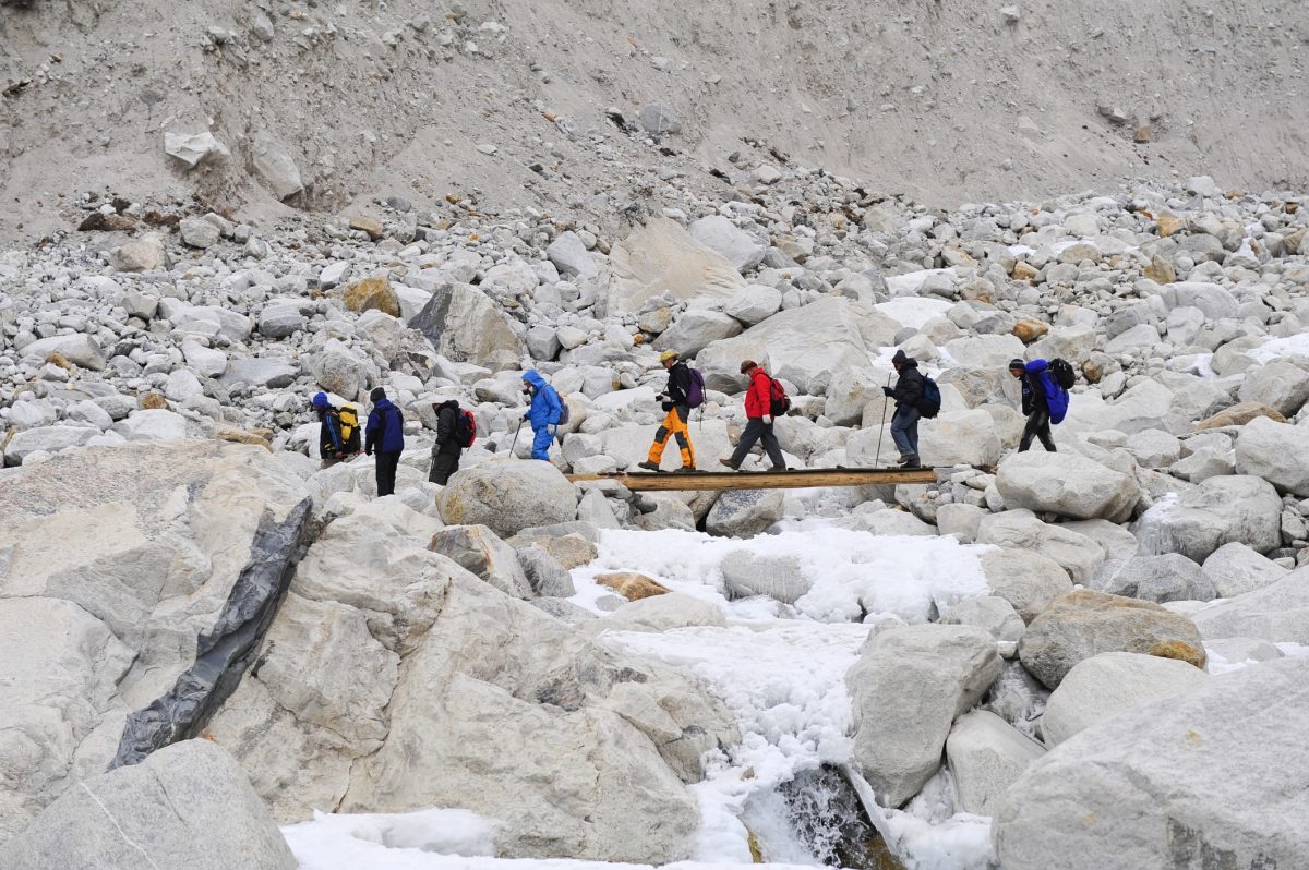 Unseasonably heavy snowfall halts Everest tourism in Nepal, Tibet