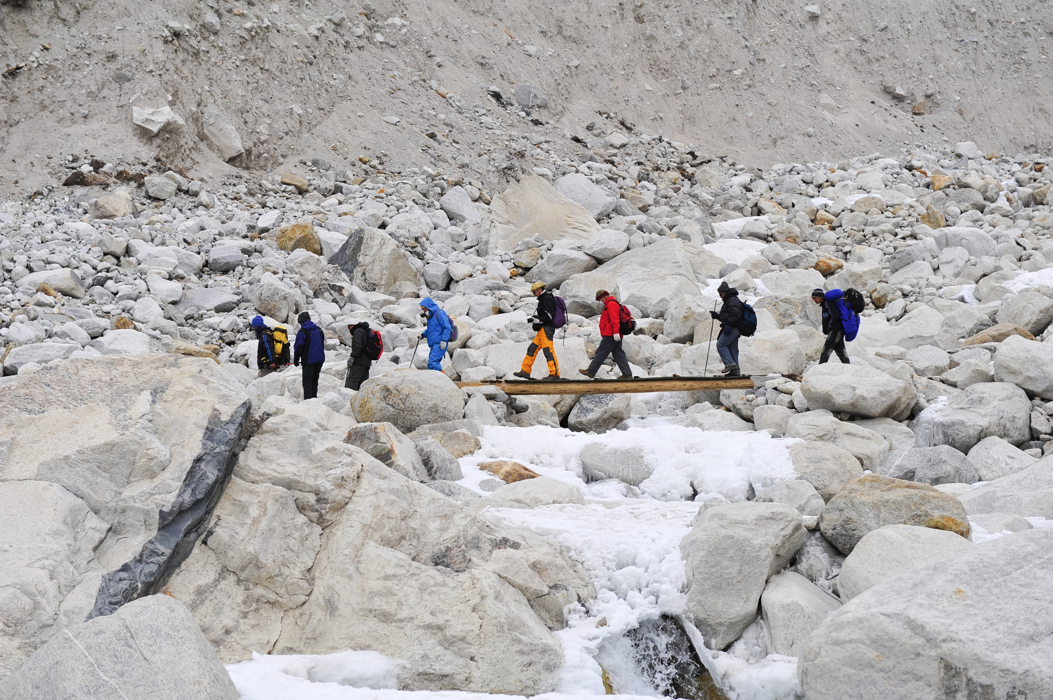 Unseasonably heavy snowfall halts Everest tourism in Nepal, Tibet