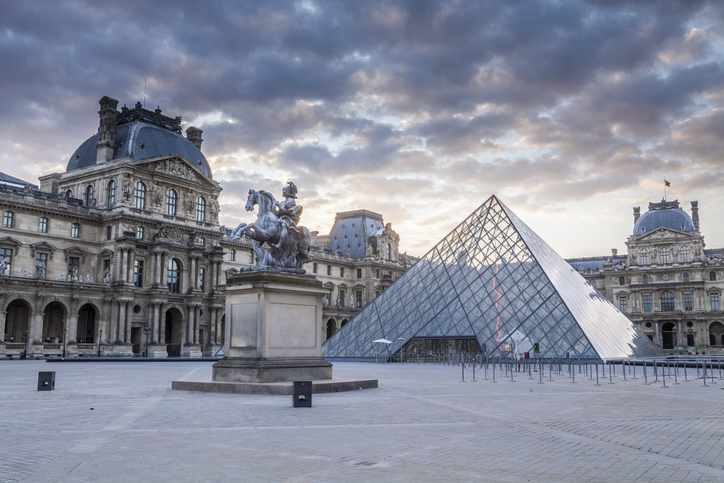 Thieves steal “inestimable” jewels from Louvre in Paris and flee on motorbikes