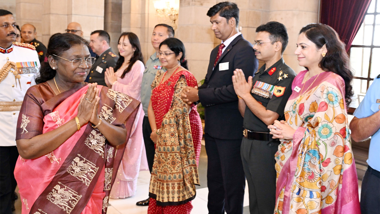 President Murmu interacts with faculty and course members of 65th National Defence College Course