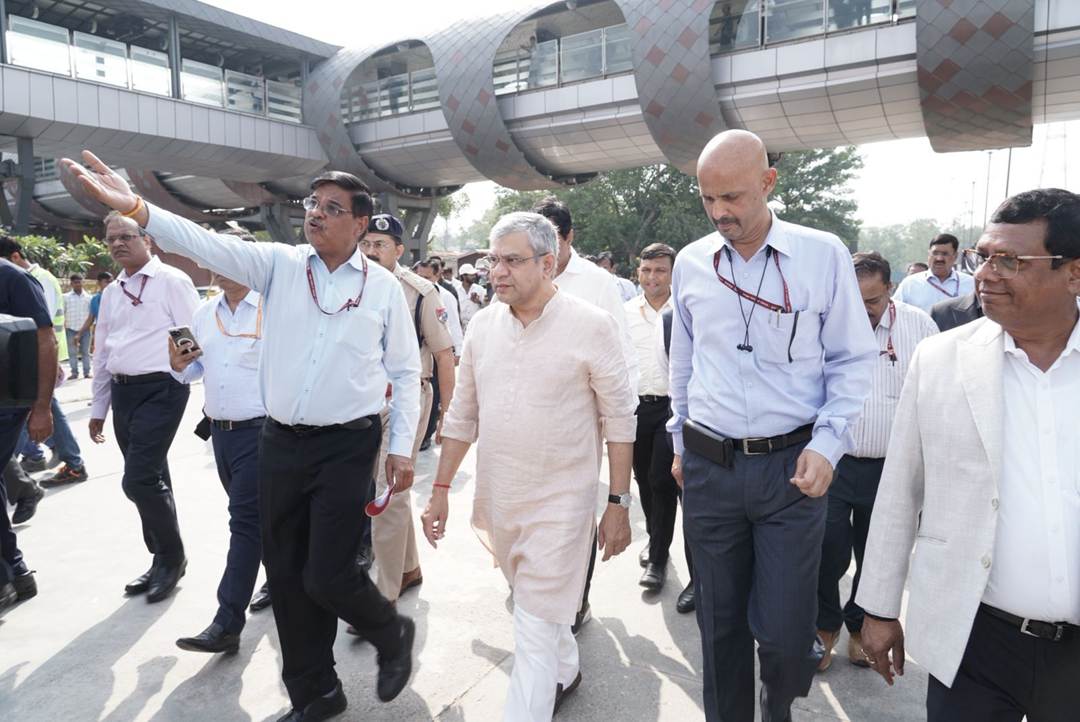 Union Minister Ashwini Vaishnaw inspects State-of-the-Art Yatri Suvidha Kendra at New Delhi Railway Station