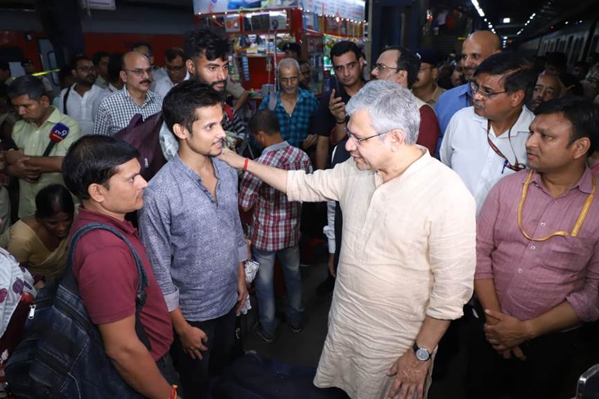 Ashwini Vaishnaw reviews festive travel arrangements at New Delhi Railway Station; over 1 crore passengers served by special trains