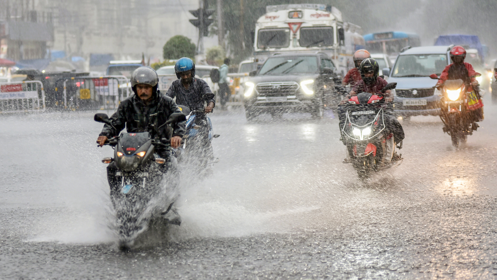 Heavy rainfall likely over Gujarat, Bihar, sub-Himalayan West Bengal; Delhi to witness clear skies with haze