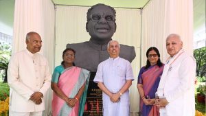 President Murmu unveils bust of former President K.R. Narayanan at Raj Bhavan in Thiruvananthapuram
