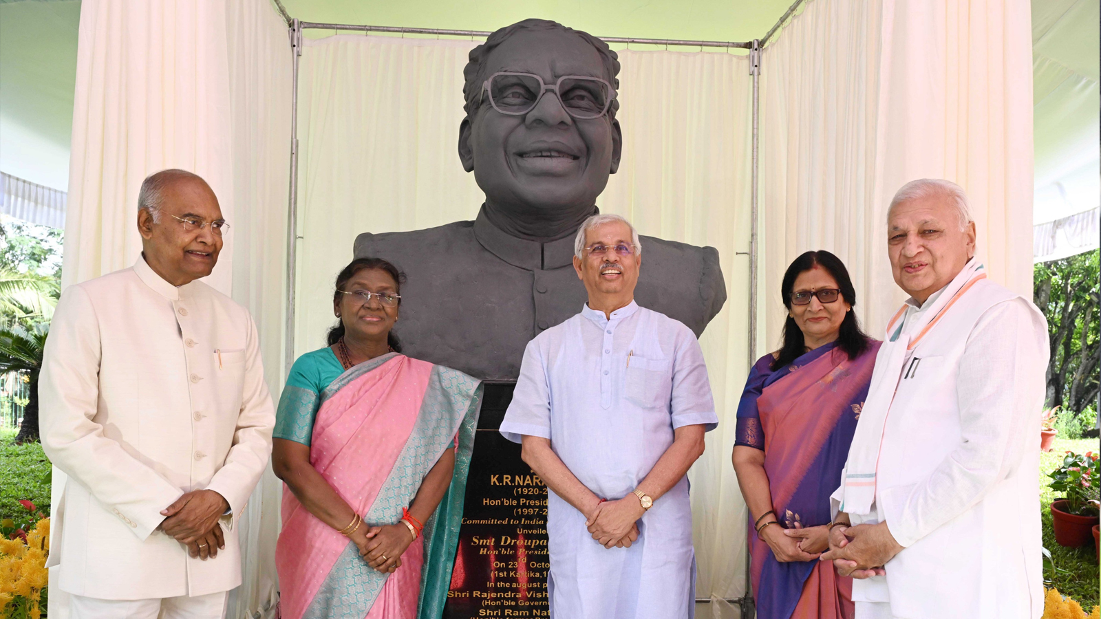 President Murmu unveils bust of former President K.R. Narayanan at Raj Bhavan in Thiruvananthapuram