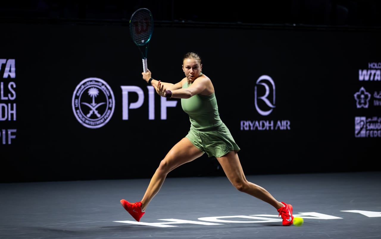 Anisimova dispatches Iga Swiatek to reach semifinals at WTA Finals