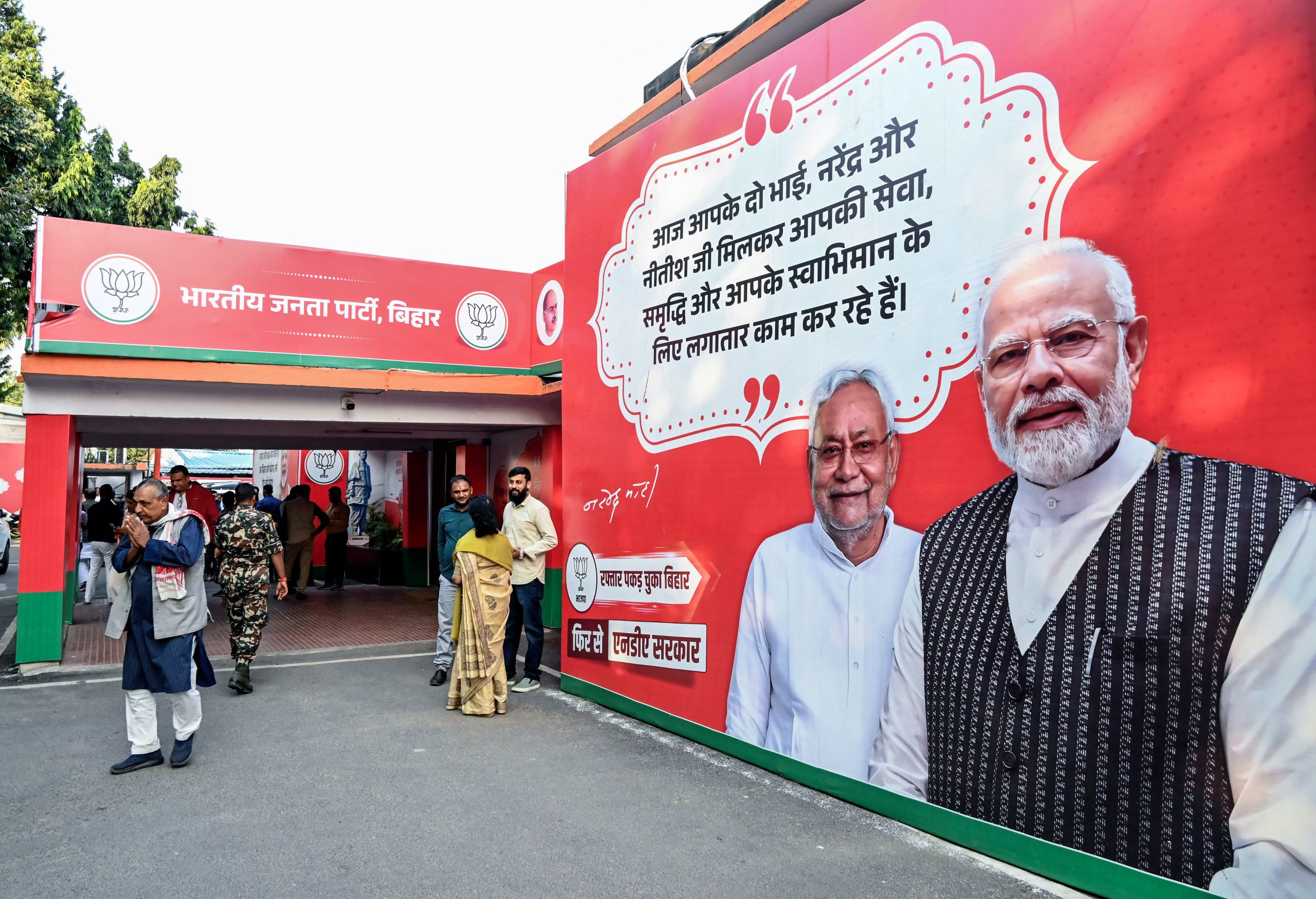 NDA crosses halfway mark in initial Bihar poll trends; Mahagathbandhan trails