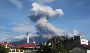 Indonesia’s Mount Lewotobi Laki-laki erupts, spewing ash 10 km into the sky Indonesia’s Mount Lewotobi Laki-laki erupts, spewing ash 10 km into the sky