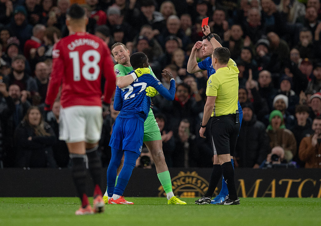 Everton beat Man Utd despite Gueye seeing red for slap on teammate