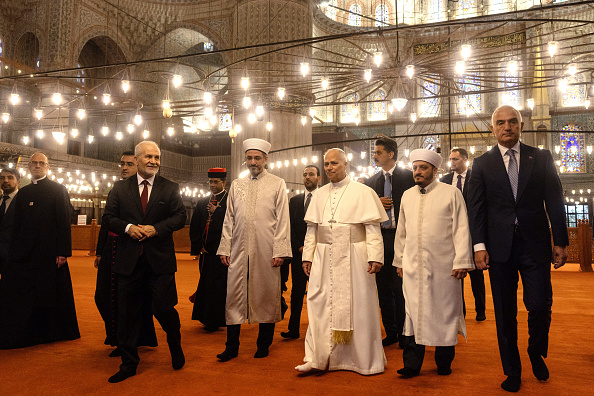 Pope removes shoes but doesn’t pray on visit to Istanbul’s Blue Mosque
