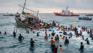 Migrant vessel sinks off Malaysia-Thailand border, hundreds missing