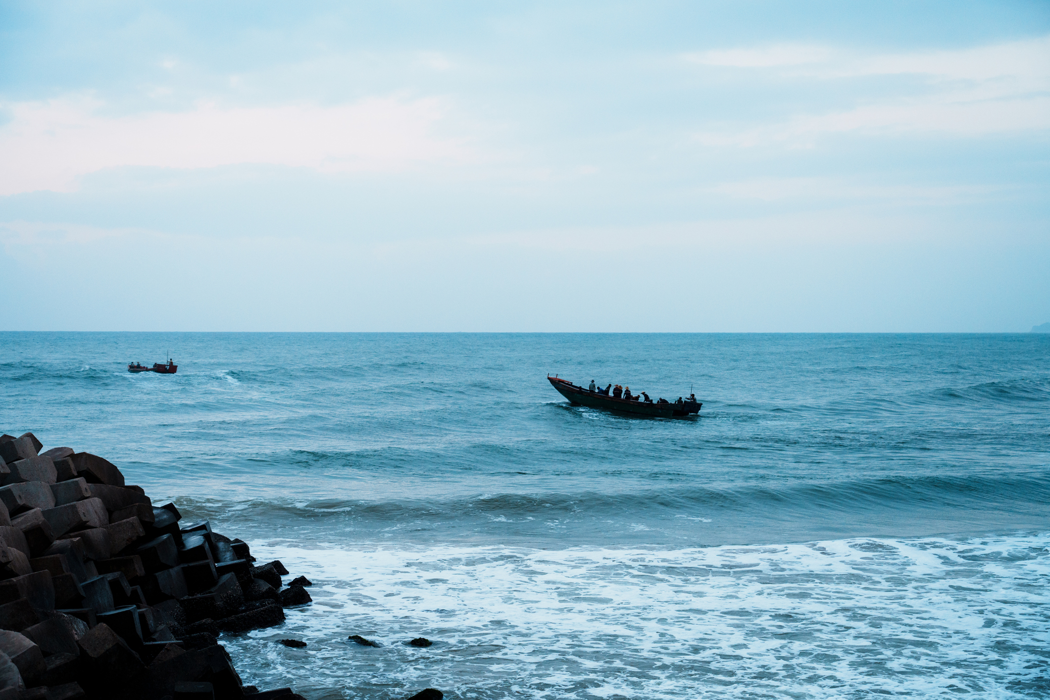 Malaysia, Thailand resume search for missing Rohingya after deadly boat sinking