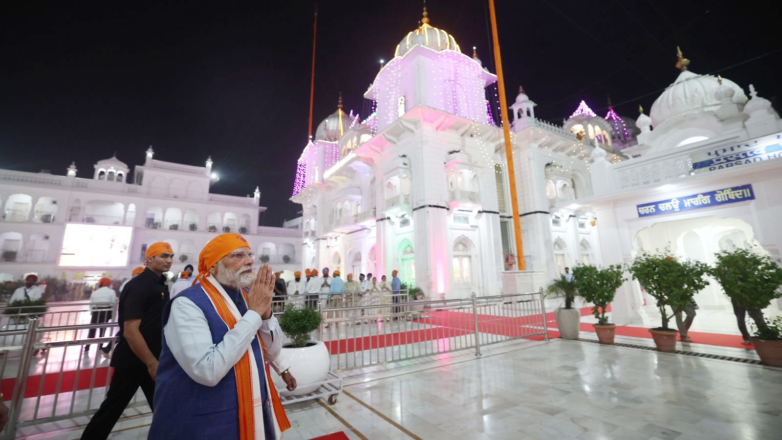 PM Modi offers prayers at Patna Sahib, calls visit a ‘divine experience’