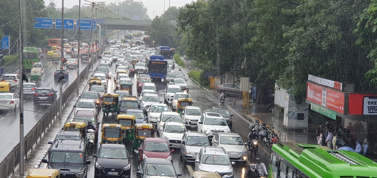 New Year: Vehicles Barred from CP After 7 pm; Curbs at India Gate in Delhi Today