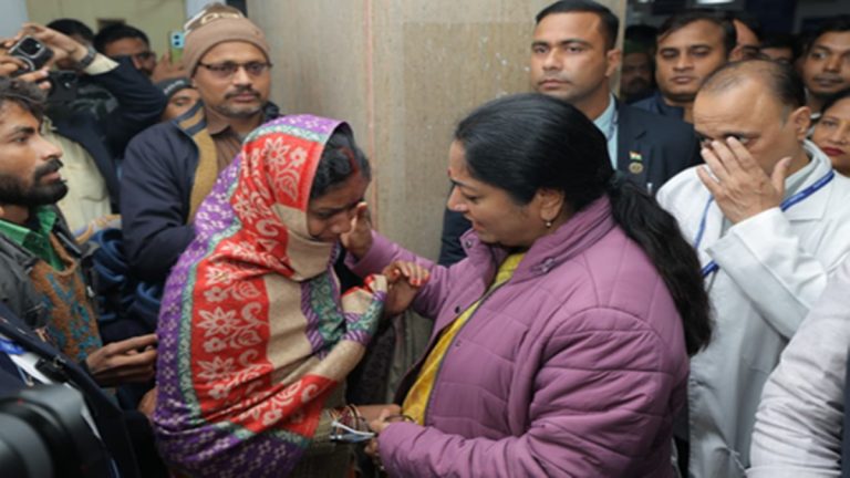 Delhi CM Rekha Gupta Conducts Surprise Inspection of Night Shelter and Hospital