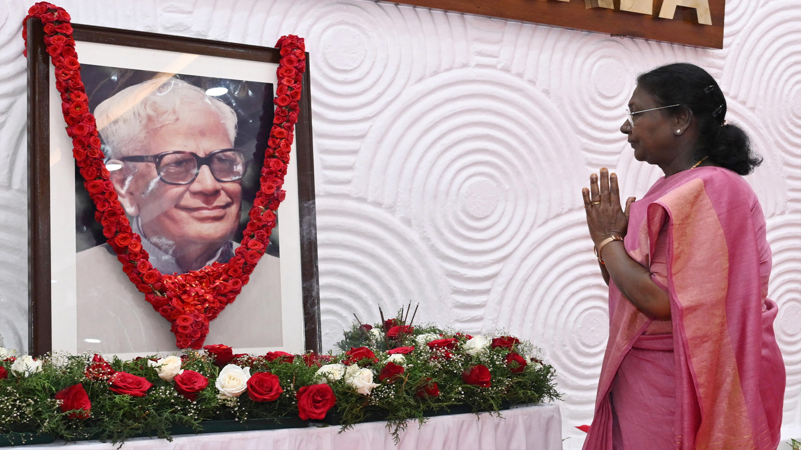 President Murmu pays floral tributes to R. Venkataraman on his birth anniversary