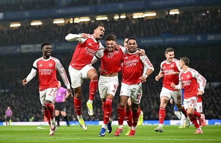 Arsenal edge thriller to take narrow SF lead over Chelsea