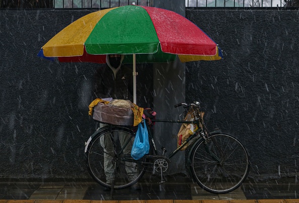Sudden rain spell deepens cold wave in Delhi
