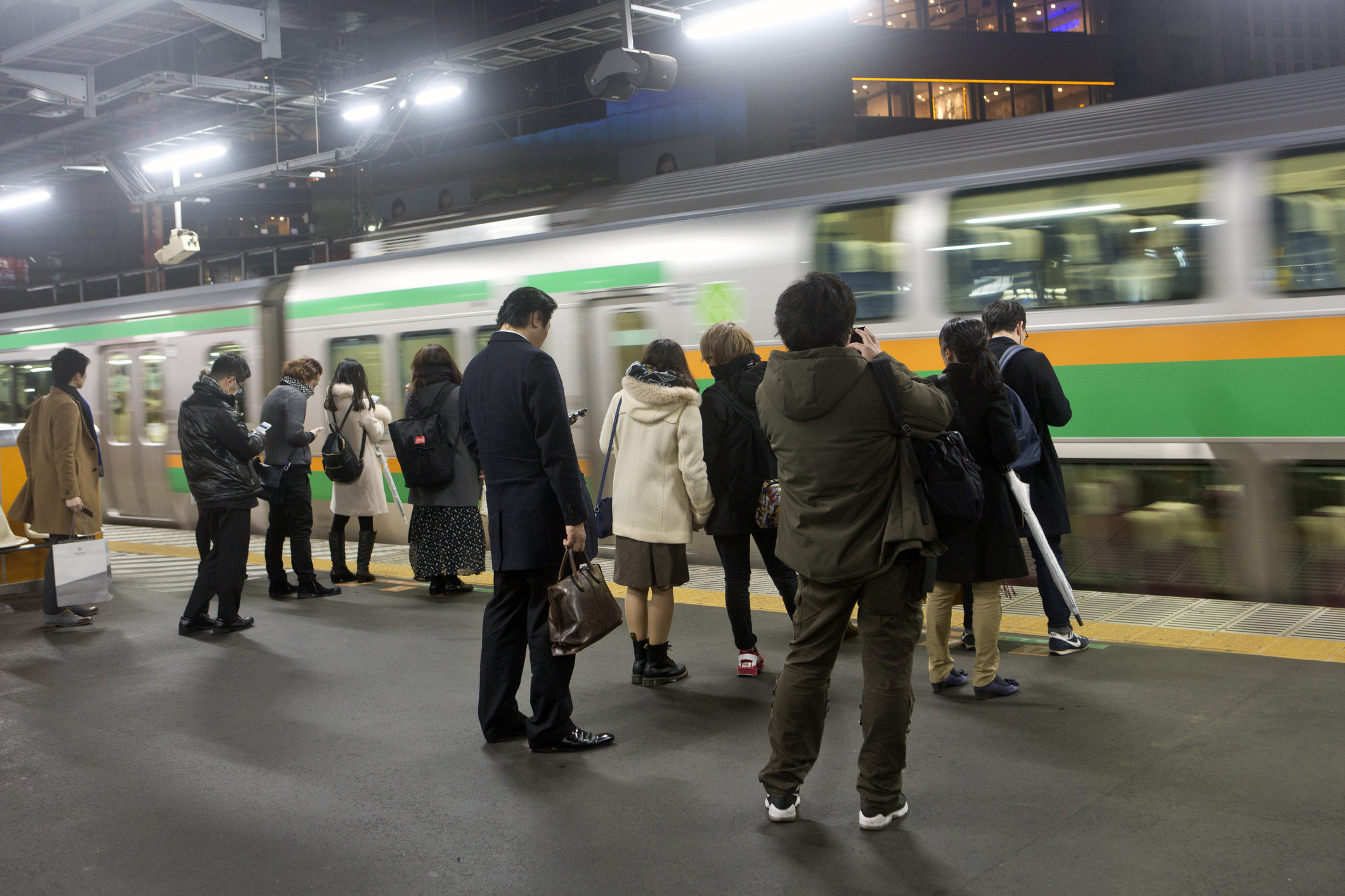 Power outage halts Tokyo commuter train lines, affecting 673,000 passengers