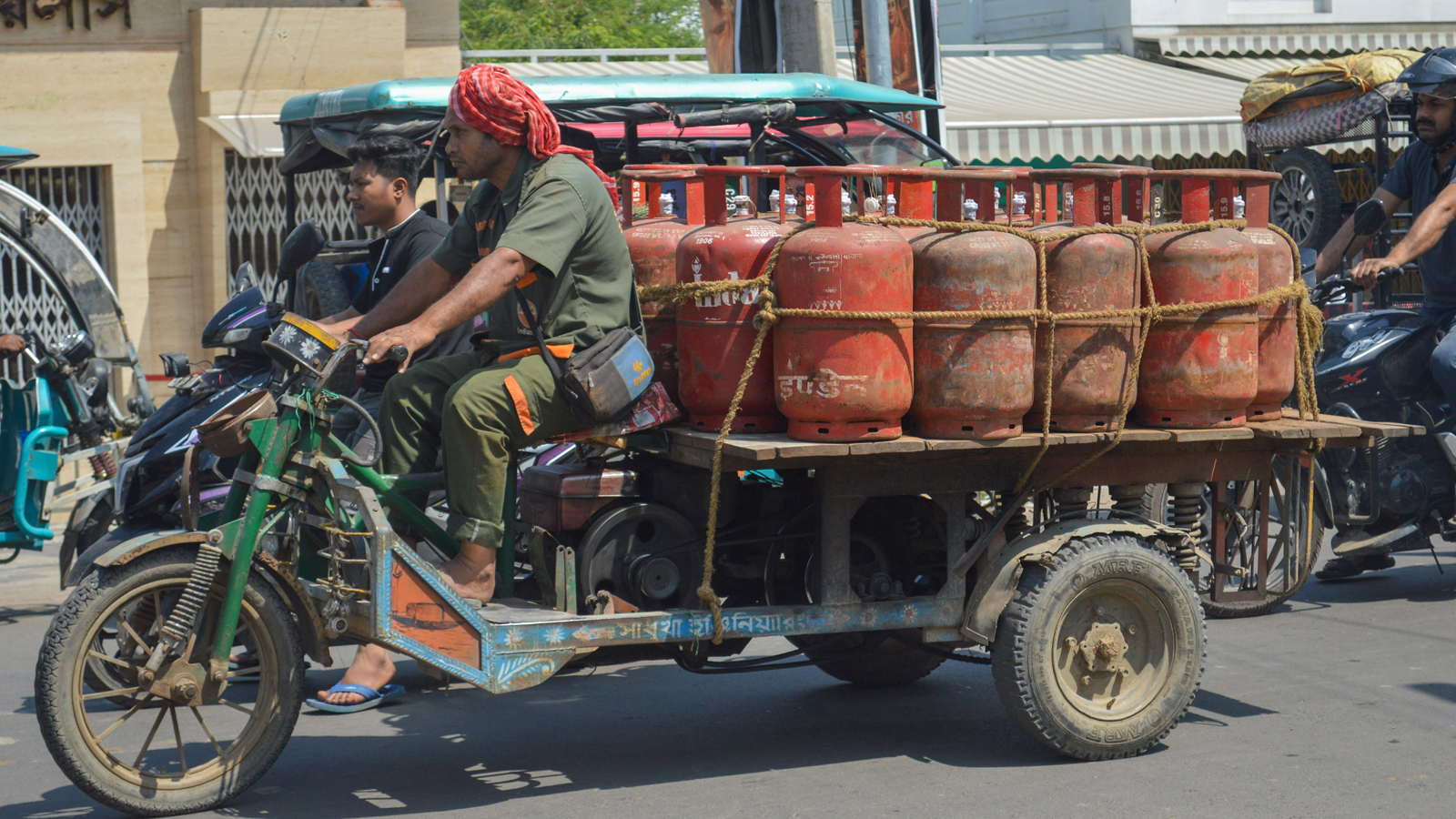 No hike in domestic LPG prices; lower CNG and PNG rates offer New Year relief to consumers