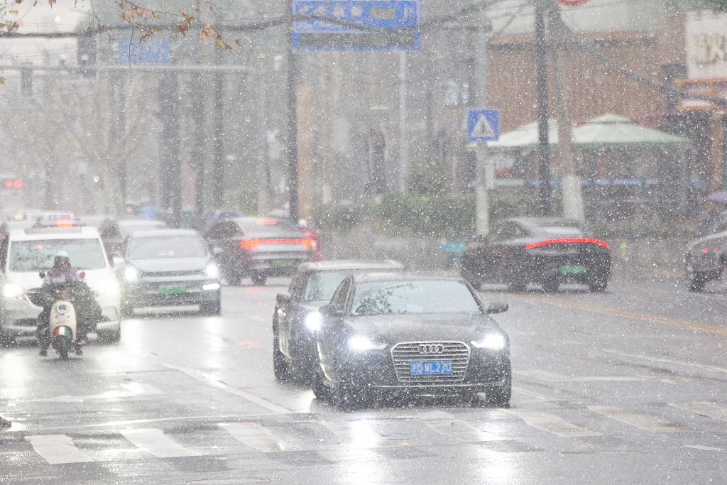 Wave of low temperature brings rare snowfall to Shanghai