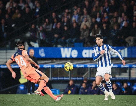 Real Sociedad beat Barca as La Liga title race tightens