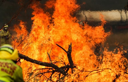 Life-threatening bushfire in Australia prompts evacuation order