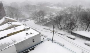 Paralyzing blizzard hits US Northeast, closing roads and canceling flights