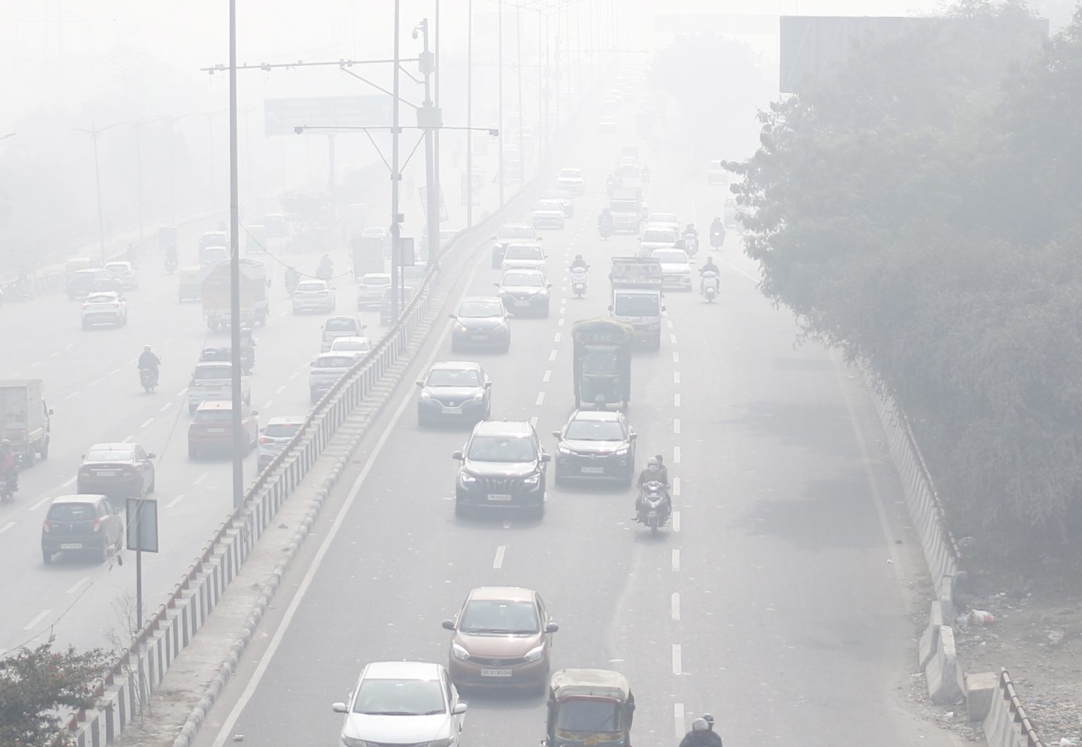 Dense Morning Fog Envelops Delhi-NCR; Visibility Affected