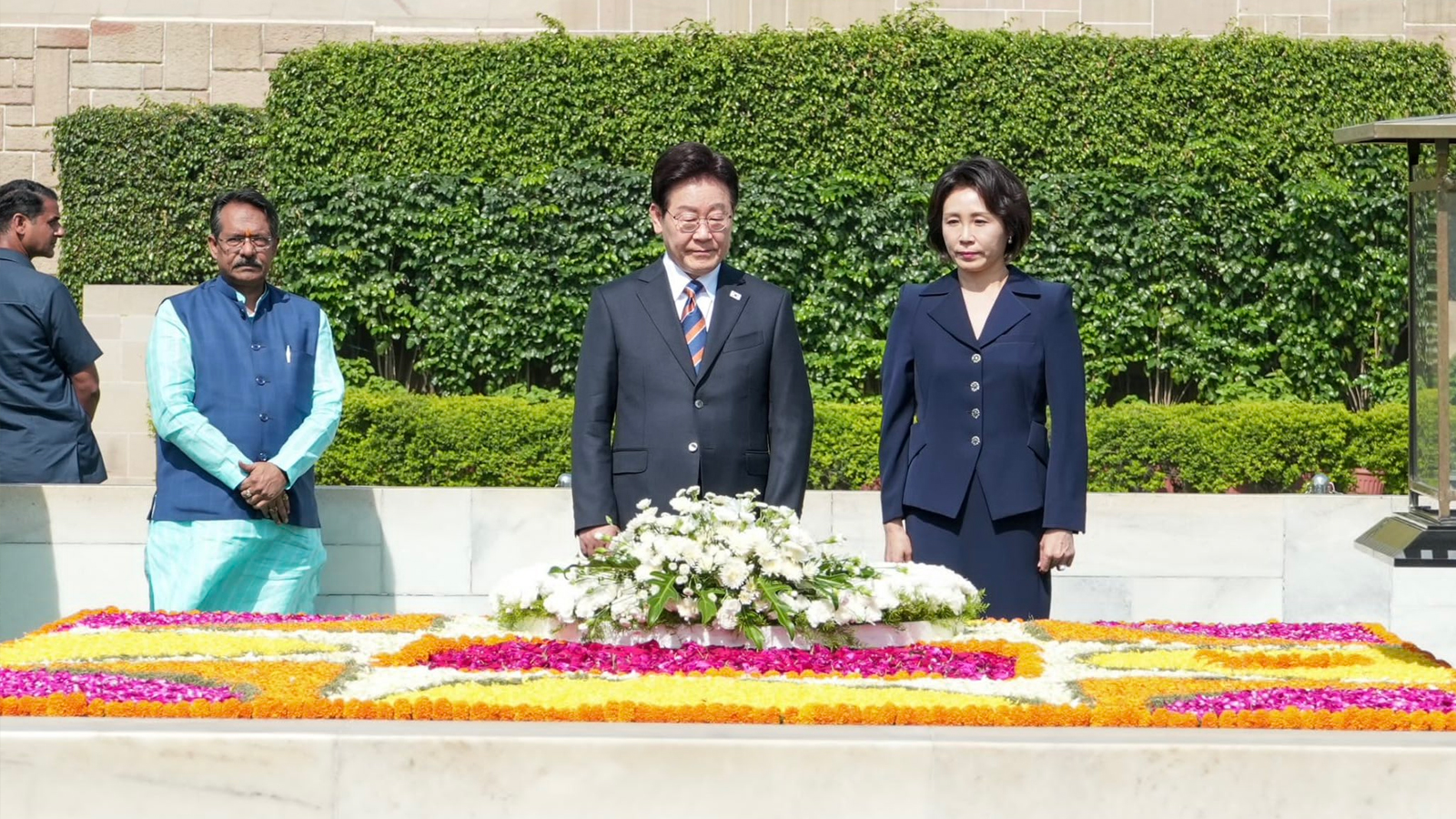 South Korean President Lee Jae Myung pays tribute to Mahatma Gandhi at Rajghat