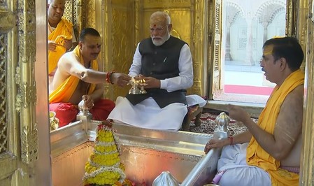PM Modi offers prayers at Shri Kashi Vishwanath Temple
