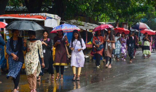Heavy rain, strong winds forecast in five Tamil Nadu districts; moderate showers likely across state for a week