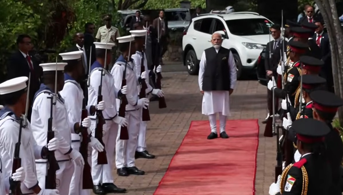 PM Modi Receives Ceremonial Guard of Honour in Seychelles