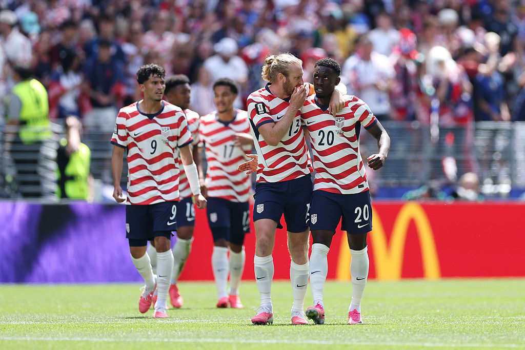 US advance to World Cup round of 32 with dominant 2-0 win over Australia