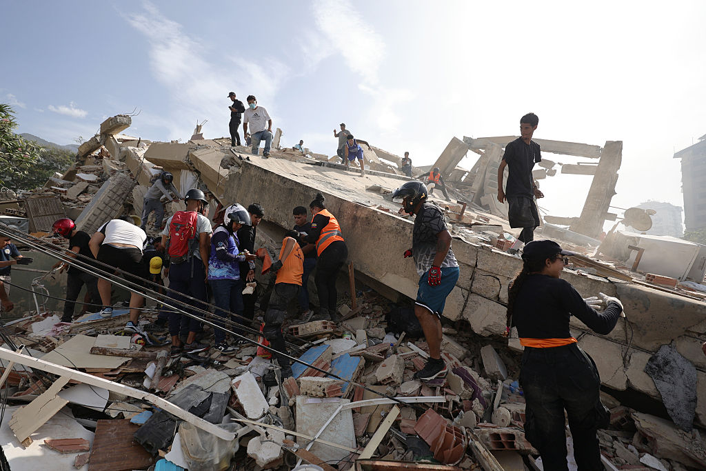 Venezuela quake toll tops 900, search intensifies for hundreds trapped