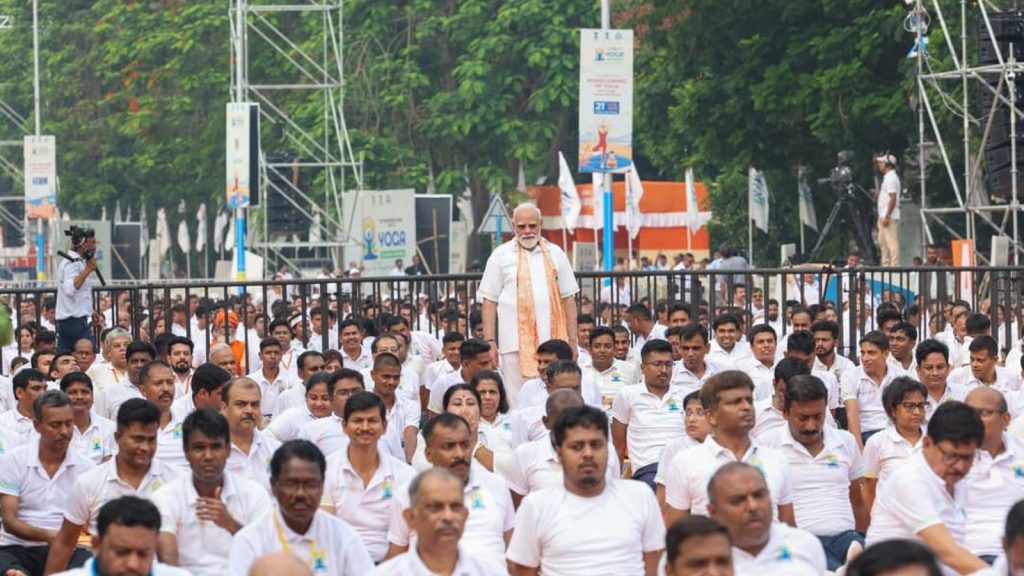 Modi-hails-yoga-4