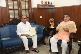 Manipur CM meets Gadkari, seeks early approval for highway projects