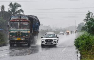 J-K: Heavy rainfall lashes Rajouri; administration, police issue advisory urging residents to stay alert