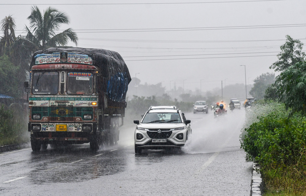J-K: Heavy rainfall lashes Rajouri; administration, police issue advisory urging residents to stay alert