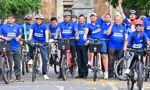 Mansukh Mandaviya leads ‘Cheer for Bharat’ cycling rally in Glasgow, promotes Fit India Movement