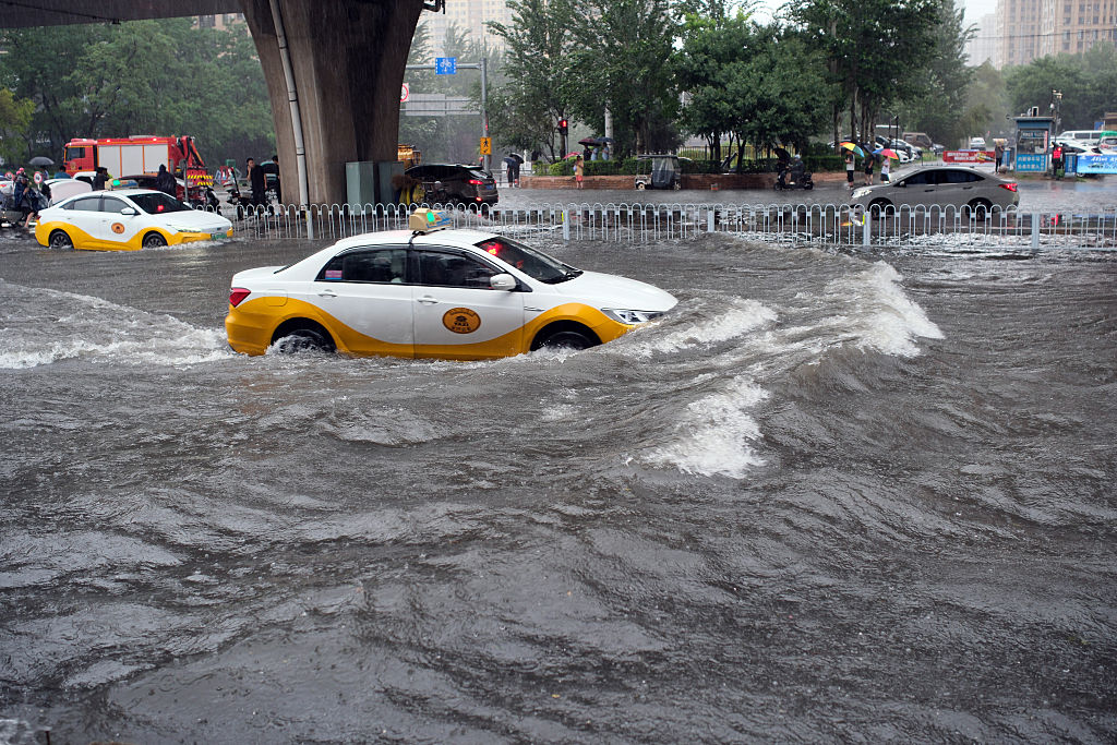 Heavy floods submerge roads, vehicles in northern China