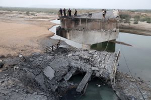 Iran and US widen attacks, raising fears for Gulf shipping and water supplies