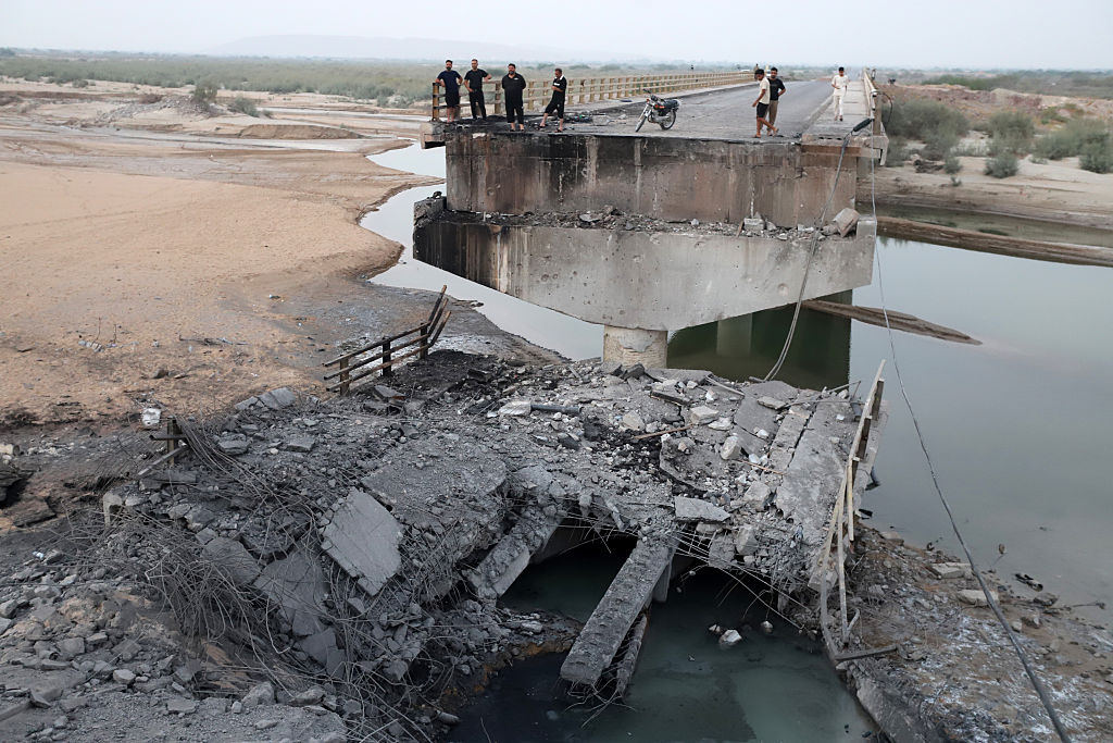 Iran and US widen attacks, raising fears for Gulf shipping and water supplies